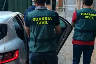 Dos agentes de la Guardia Civil de Zamora junto al detenido