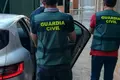 Dos agentes de la Guardia Civil de Zamora junto al detenido