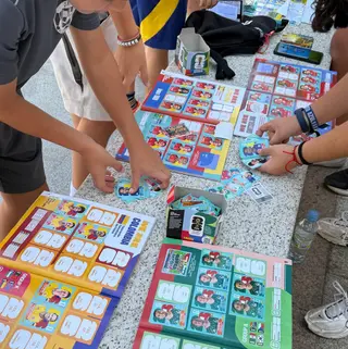 Varios niños intercambian cromos para sus álbumes del Mundial 2026