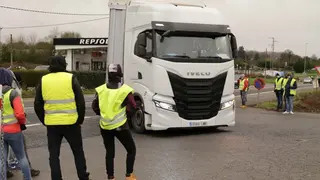 Pedradas, las armas de los transportistas para desabastecer España. EP