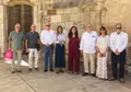 La Junta Directiva de la Red de Cooperación de Ciudades en la Ruta de la Plata ha celebrado este viernes en Zamora una de sus reuniones ordinarias, en la que ha hecho balance de las actuaciones desarrolladas durante el primer semestre del año y ha avanzado en la planificación de las actividades con motivo del 30 aniversario de la asociación, que se conmemorará el próximo año. La reunión contó con la participación del concejal de Turismo del Ayuntamiento de Zamora, Christoph Strieder, como vocal de la Junta Directiva, junto a representantes de los municipios de Gijón, Ribera de Arriba, La Bañeza, León, Zamora, Aldeanueva del Camino, Casar de Cáceres y Zafra. Además de preparar las acciones promocionales del aniversario, la Red mostró su preocupación por las iniciativas que identifican la Ruta Vía de la Plata exclusivamente como un Camino de Santiago, al considerar que esa interpretación desvirtúa la identidad histórica del itinerario. La asociación recuerda que la Vía de la Plata existía siglos antes del nacimiento de las rutas jacobeas y defiende que la señalización y promoción del recorrido deben reflejar su valor histórico, patrimonial y cultural, sin limitarlo únicamente a su uso por parte de los peregrinos. En este sentido, la Junta Directiva lamentó que, en el desarrollo del nuevo Plan Director de señalización impulsado por la Junta de Castilla y León, no haya existido coordinación con la Red para diseñar un sistema de señalización integral y homogéneo que represente la riqueza de todo el itinerario. La Red propone elaborar un manual común de señalización para todos los territorios que integran la Ruta de la Plata, con el objetivo de preservar una imagen unificada y evitar confusiones con otros itinerarios históricos. Actualmente, la Red de Cooperación está integrada por 37 municipios y la Diputación de Cáceres, que trabajan de forma conjunta para promover uno de los grandes corredores históricos y culturales de la Península Ibérica, con más de 800 kilómetros de recorrido y un importante patrimonio histórico, natural y gastronómico.