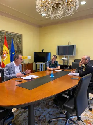 Ángel Blanco, subdelegado del Gobierno, en una reunión