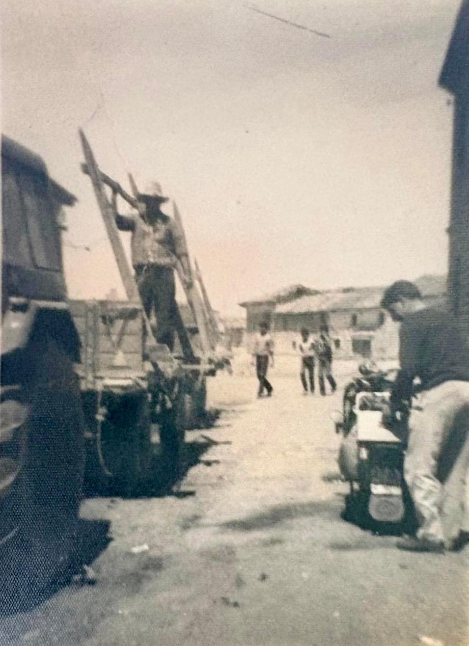 Vecino preparando el carro con las pernillas para ir acarrear ( d&eacute;cada de 1970). Fuente: archivo familiar Becares Gonzalo.