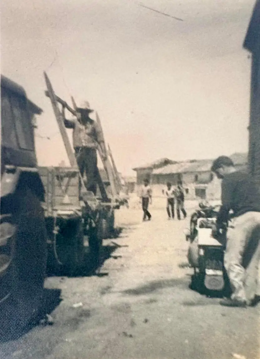 Vecino preparando el carro con las pernillas para ir acarrear ( década de 1970). Fuente: archivo familiar Becares Gonzalo.