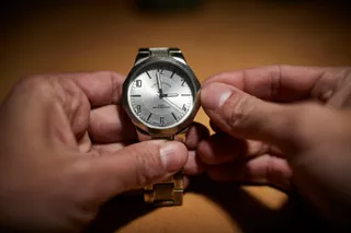 Archivo - Imagen de recurso de una persona que cambia las manecillas de un reloj. - Jesús Hellín - Europa Press - Archivo