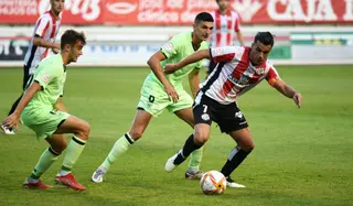 Dani Hernández controla ante dos jugadores del Athletic B
