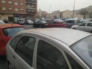 Imagen de vehículos con partículas de polvo y calima en el ambiente. Archivo
