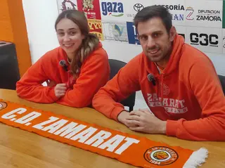 Raúl Pérez entrenador CD Zamarat y Florencia Niski en rueda de prensa previa Adareva